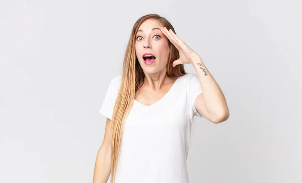 Mujer Muy Delgada Buscando Feliz Asombrado Sorprendido Sonriendo Realizando Increíbles —  Fotos de Stock