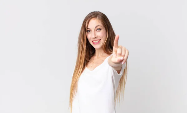 Mulher Muito Magra Sorrindo Orgulhosamente Confiantemente Fazendo Número Pose Triunfante — Fotografia de Stock