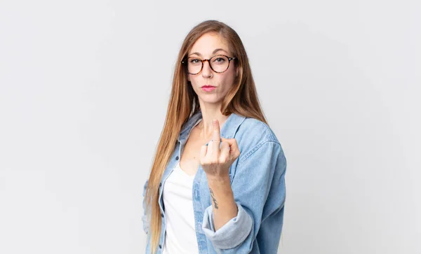 Oldukça Zayıf Bir Kadın Kızgın Sinirli Isyankar Agresif Orta Parmağını — Stok fotoğraf