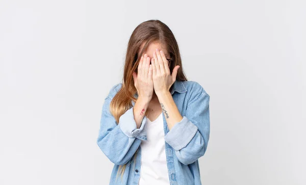 Mujer Bastante Delgada Sintiéndose Triste Frustrado Nervioso Deprimido Cubriendo Cara —  Fotos de Stock