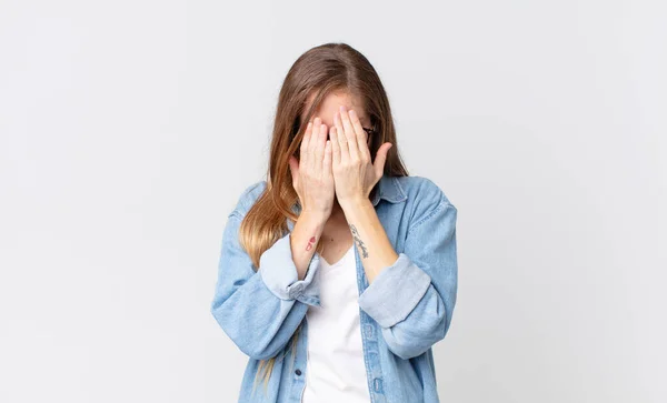 Mulher Muito Magra Sentindo Triste Frustrado Nervoso Deprimido Cobrindo Rosto — Fotografia de Stock