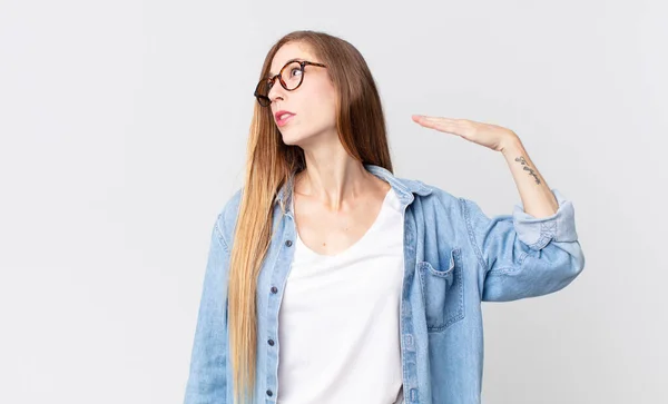 Vrij Dunne Vrouw Zich Gestrest Angstig Moe Gefrustreerd Trekken Shirt — Stockfoto