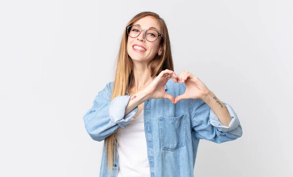 Vacker Tunn Kvinna Ler Och Känner Sig Lycklig Söt Romantisk — Stockfoto