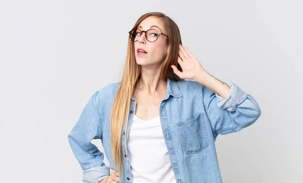 Vrij Dunne Vrouw Die Glimlacht Nieuwsgierig Naar Zijkant Kijkt Probeert — Stockfoto