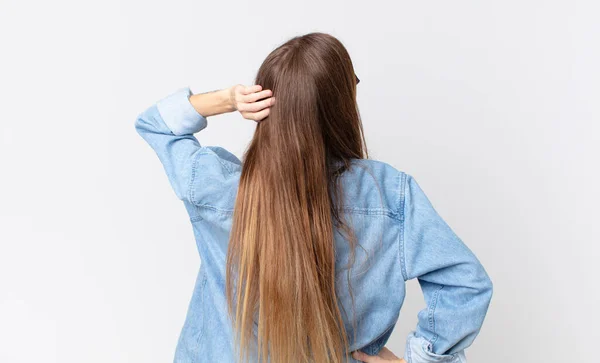 Ziemlich Dünne Frau Die Denkt Oder Zweifelt Sich Kopf Kratzt — Stockfoto