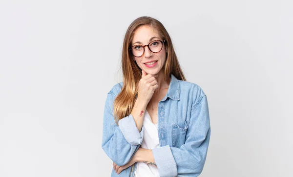 Vrij Dun Vrouw Glimlachen Genieten Van Het Leven Zich Gelukkig — Stockfoto