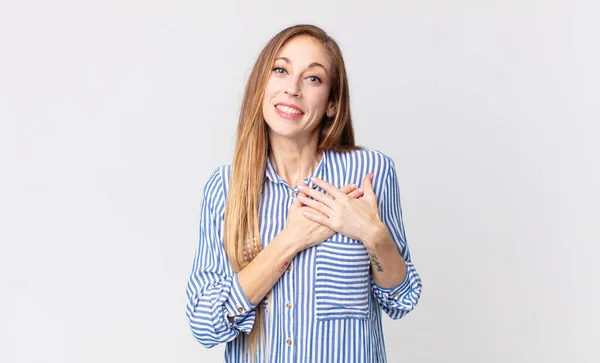 Mulher Muito Magra Sentindo Romântico Feliz Apaixonado Sorrindo Alegremente Mãos — Fotografia de Stock