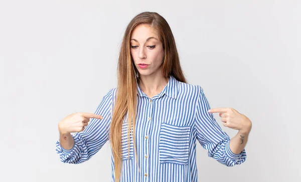 Mulher Muito Magra Olhando Orgulhoso Positivo Casual Apontando Para Peito — Fotografia de Stock