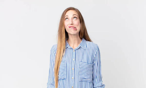 Çok Zayıf Bir Kadın Aptal Komik Görünüyor Şaşı Bakışlı Şakacı — Stok fotoğraf