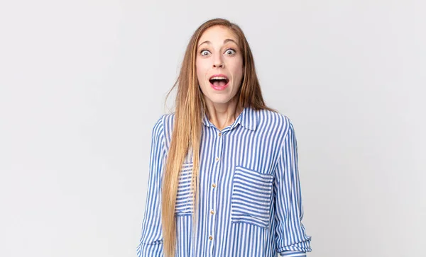 Pretty Thin Woman Looking Happy Pleasantly Surprised Excited Fascinated Shocked — Stock Photo, Image
