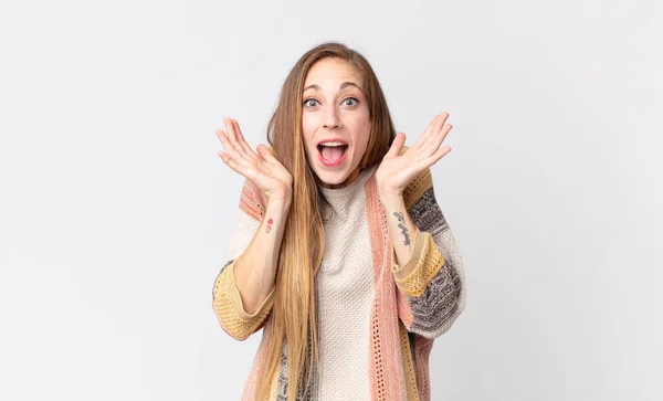 Vrij Dunne Vrouw Voelt Zich Geschokt Opgewonden Lachen Verbaasd Gelukkig — Stockfoto