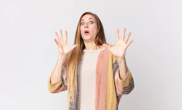 Vrij Dunne Vrouw Schreeuwen Met Handen Omhoog Lucht Zich Woedend — Stockfoto