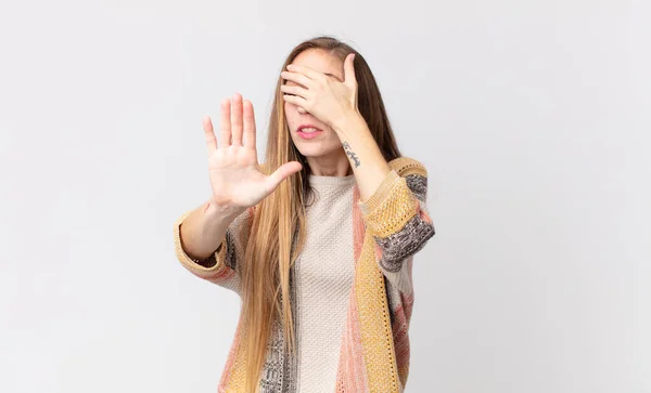 사진이나 사진을 거부하면서 손으로 얼굴을 가리고 앞으로 내밀어 카메라를 멈추게 — 스톡 사진