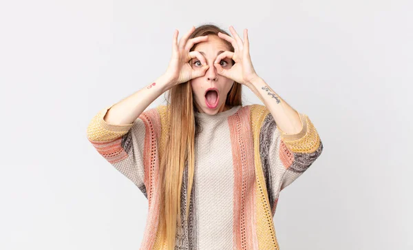 Ziemlich Dünne Frau Die Schockiert Erstaunt Und Überrascht Ist Und — Stockfoto