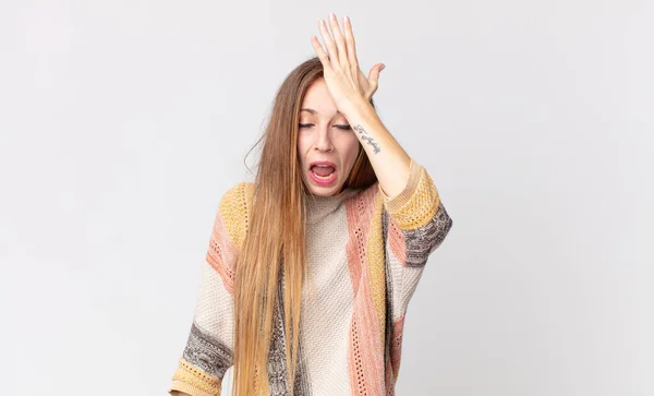 Pretty Thin Woman Raising Palm Forehead Thinking Oops Making Stupid — Fotografia de Stock