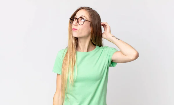 Pretty Thin Woman Feeling Puzzled Confused Scratching Head Looking Side — Stock Photo, Image