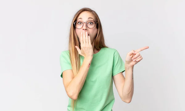 Vrij Dunne Vrouw Zich Gelukkig Geschokt Verrast Voelen Bedekken Mond — Stockfoto