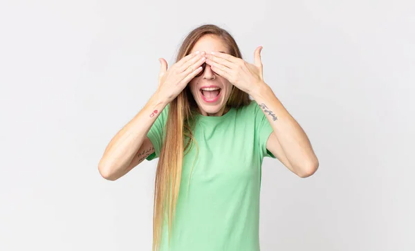 Mujer Muy Delgada Sonriendo Sintiéndose Feliz Cubriendo Los Ojos Con —  Fotos de Stock