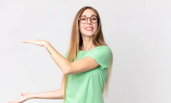 Vacker Tunn Kvinna Ler Känner Sig Glad Positiv Och Nöjd — Stockfoto