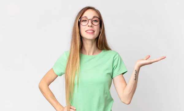 Mujer Bastante Delgada Sonriendo Sintiéndose Segura Exitosa Feliz Mostrando Concepto —  Fotos de Stock