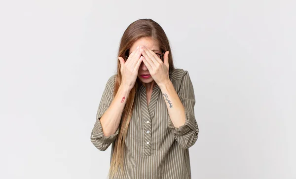 Celkem Hubená Žena Smutná Frustrovaná Nervózní Deprimovaná Zakrývající Obličej Oběma — Stock fotografie