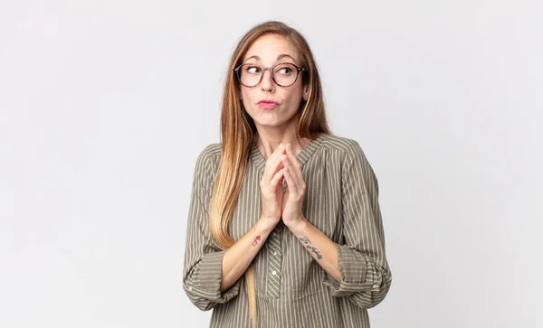 Vrij Dunne Vrouw Voelt Zich Trots Ondeugend Arrogant Tijdens Het — Stockfoto