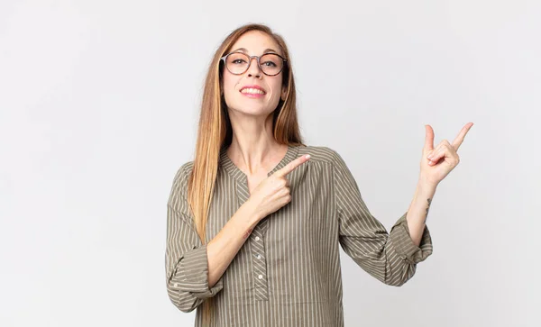 Mulher Muito Fina Sorrindo Alegremente Apontando Para Lado Para Cima — Fotografia de Stock