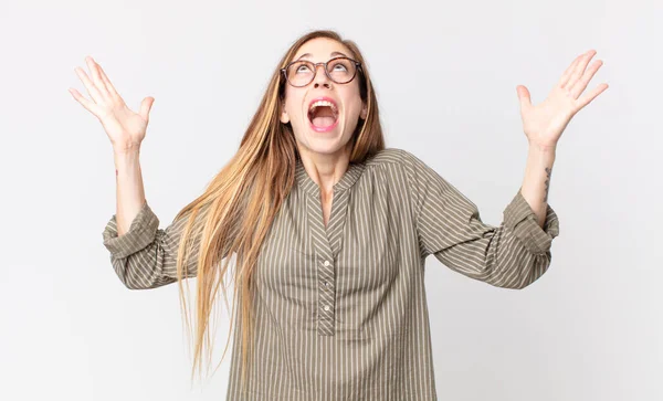 Vrij Dunne Vrouw Voelt Zich Gelukkig Verbaasd Gelukkig Verrast Vieren — Stockfoto