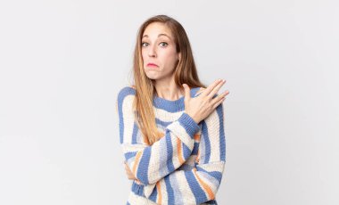 Oldukça zayıf bir kadın kafası karışık ve bilgisiz, şüpheli bir açıklama ya da düşünceyi merak ediyor.