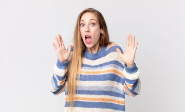 Şaşırmış ve şaşkın bakan oldukça zayıf bir kadın, inanılmaz bir şey fark ettiğinde çene şaşkın ve şaşkın