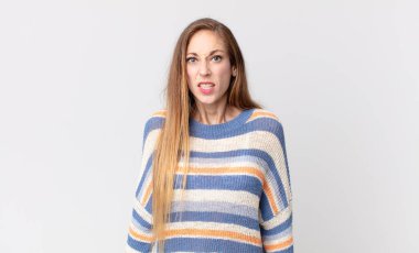 Şok olmuş, kızgın, sinirli ya da hayal kırıklığına uğramış, ağzı açık ve öfkeli bir kadın.