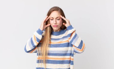 Oldukça zayıf bir kadın stresli ve hayal kırıklığına uğramış görünüyor. Baskı altında, baş ağrısı ve sorunlarıyla çalışıyor.