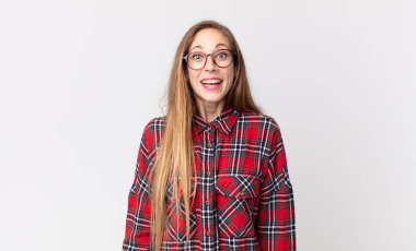 Oldukça zayıf bir kadın. Mutlu ve hoş bir şekilde şaşırmış görünüyor. Büyülenmiş ve şok olmuş bir ifadeyle heyecanlanıyor.