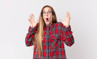 Elleri havada bağıran oldukça zayıf bir kadın. Öfkeli, sinirli, stresli ve üzgün.