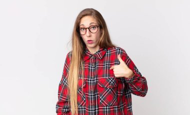 Kafası karışmış, kafası karışmış ve kendine güveni olmayan oldukça zayıf bir kadın.?