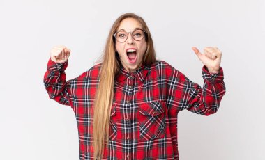 Oldukça zayıf bir kadın kızgın bir ifadeyle ya da yumruklarıyla başarıyı kutlarken agresif bir şekilde bağırıyor.