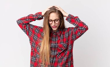 Oldukça zayıf bir kadın kendini stresli ve hayal kırıklığına uğramış hissediyor, elele tutuşuyor, yorgun, mutsuz ve migren ağrısı çekiyor.