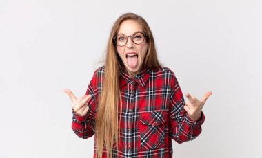 Oldukça zayıf bir kadın. Kışkırtıcı, agresif ve müstehcen. İsyankar bir tavırla orta parmağını hareket ettiriyor.