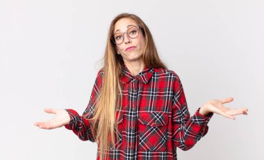 Oldukça zayıf bir kadın kafası karışık ve kafası karışık, doğru cevap ya da karardan emin değil, bir seçim yapmaya çalışıyor.