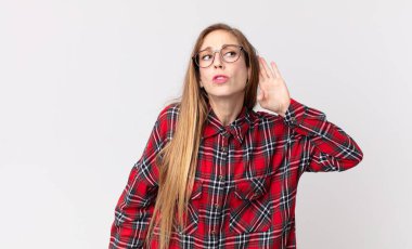 Oldukça zayıf bir kadın ciddi ve meraklı görünüyor, dinliyor, gizli bir konuşma veya dedikodu duymaya çalışıyor, kulak misafiri oluyor.