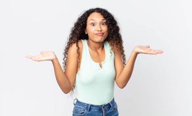 Şaşkın, kafası karışmış ve stresli görünen İspanyol bir kadın. Farklı seçenekler arasında merak ediyor. Belirsiz hissediyor.