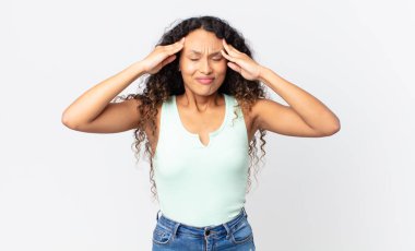 Güzel İspanyol kadın konsantre, düşünceli ve ilham verici görünüyor, beyin fırtınası yapıyor ve hayal ediyor.