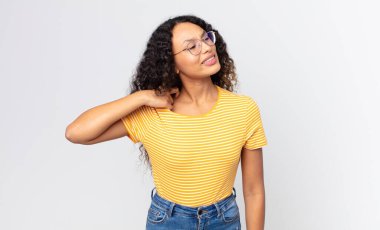 Güzel İspanyol bir kadın stresli, endişeli, yorgun ve hayal kırıklığına uğramış, gömleğini çekiştiren, sorunlardan bıkmış görünüyor.