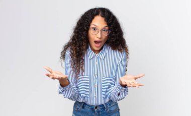 Güzel, İspanyol bir kadın ağzı açık ve şaşkın, şok olmuş ve hayrete düşmüş inanılmaz bir sürprizle