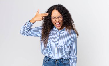 Güzel İspanyol kadın mutsuz ve stresli görünüyor, intihar jesti elle silah işareti yapıyor, kafasını işaret ediyor.