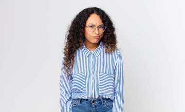 Güzel İspanyol bir kadın kafası karışık ve kuşkulu, merak ediyor ya da karar vermeye çalışıyor.