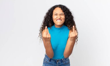 Güzel İspanyol bir kadın kışkırtıcı, agresif ve müstehcen hissediyor. İsyankar bir tavırla orta parmağını hareket ettiriyor.