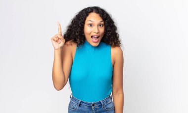 Bir fikri fark ettikten sonra mutlu ve heyecanlı bir dahi gibi hisseden İspanyol bir kadın neşeli bir şekilde parmağını kaldırıyor.!