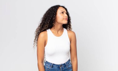 Endişeli, kafası karışık, budala bir ifadeyle, kopya alanı arayan, şüpheci İspanyol bir kadın.