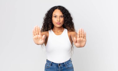 Güzel İspanyol bir kadın ciddi, mutsuz, kızgın ve hoşnutsuz görünüyor. Girmeyi yasaklıyor ya da her iki avuçta da dur diyor.